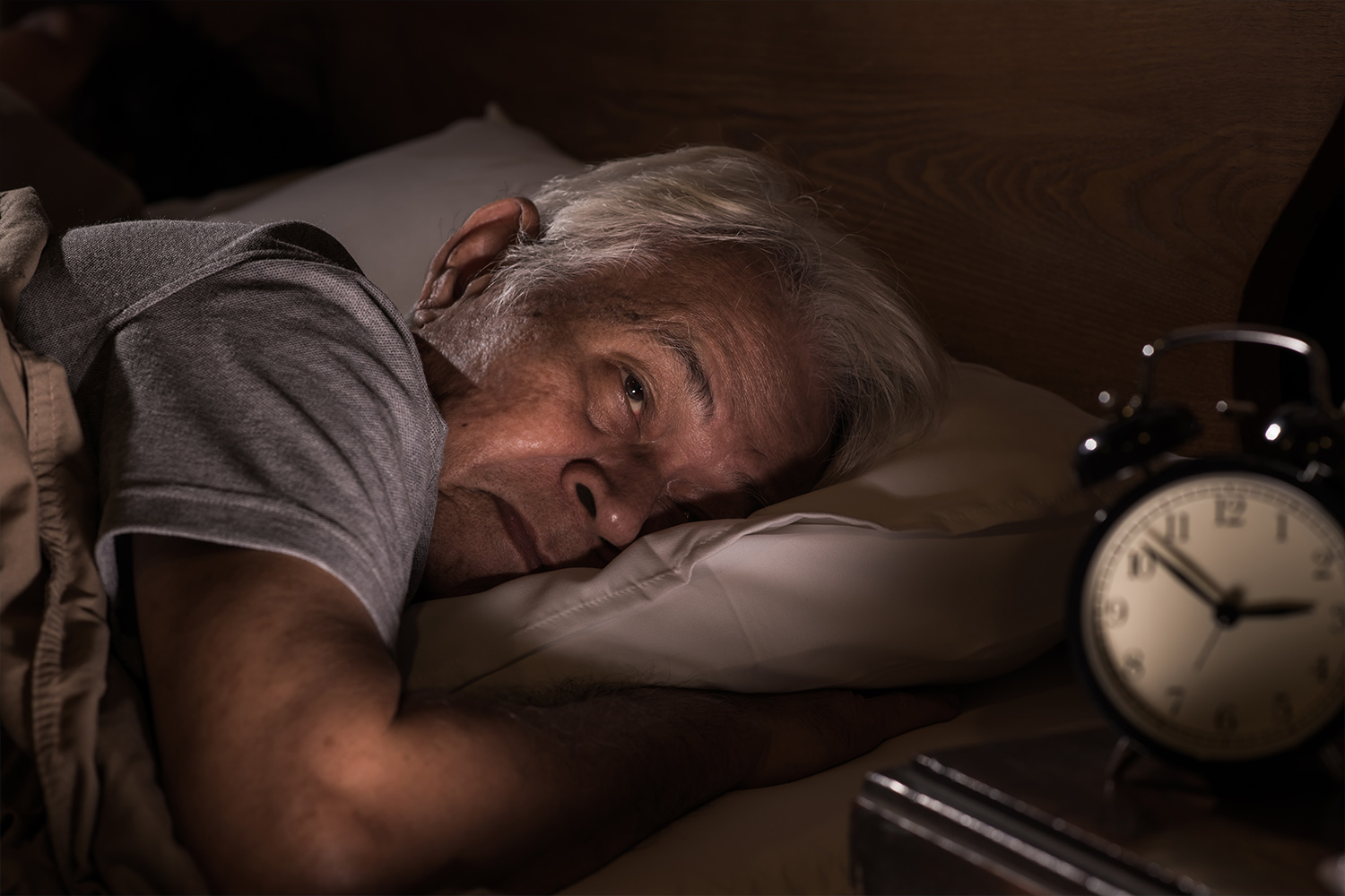 Älterer Mann mit Schlafproblemen